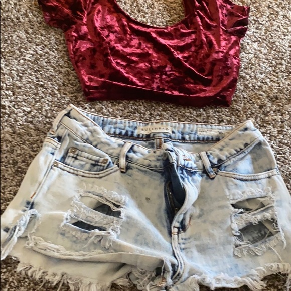 Adorable crop top and vintage denim shorts - Picture 3 of 3